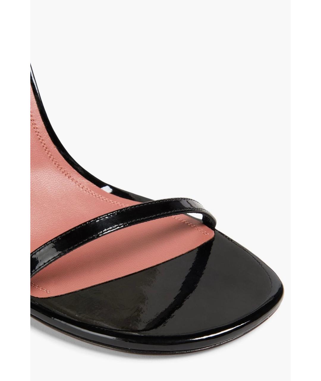 Amina Muaddi Черные босоножки из лакированной кожи, фото 4
