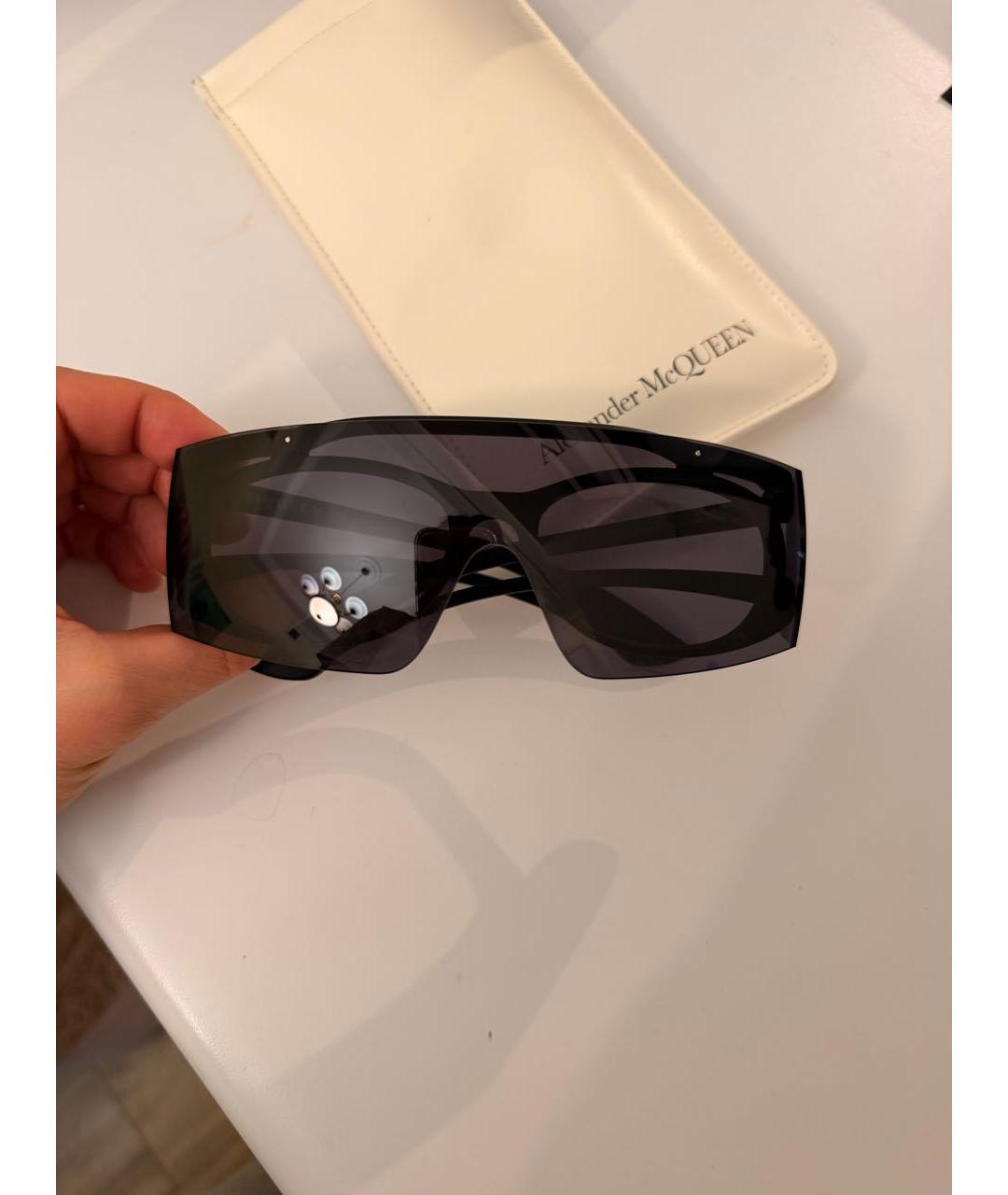 ALEXANDER MCQUEEN Черные пластиковые солнцезащитные очки, фото 2