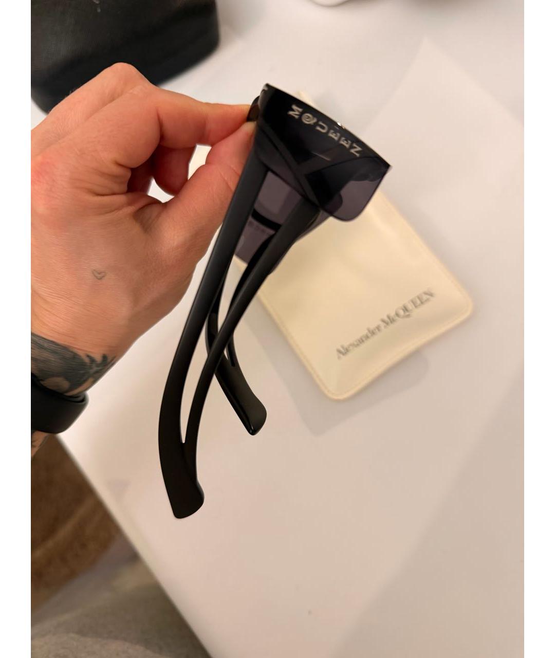 ALEXANDER MCQUEEN Черные пластиковые солнцезащитные очки, фото 3