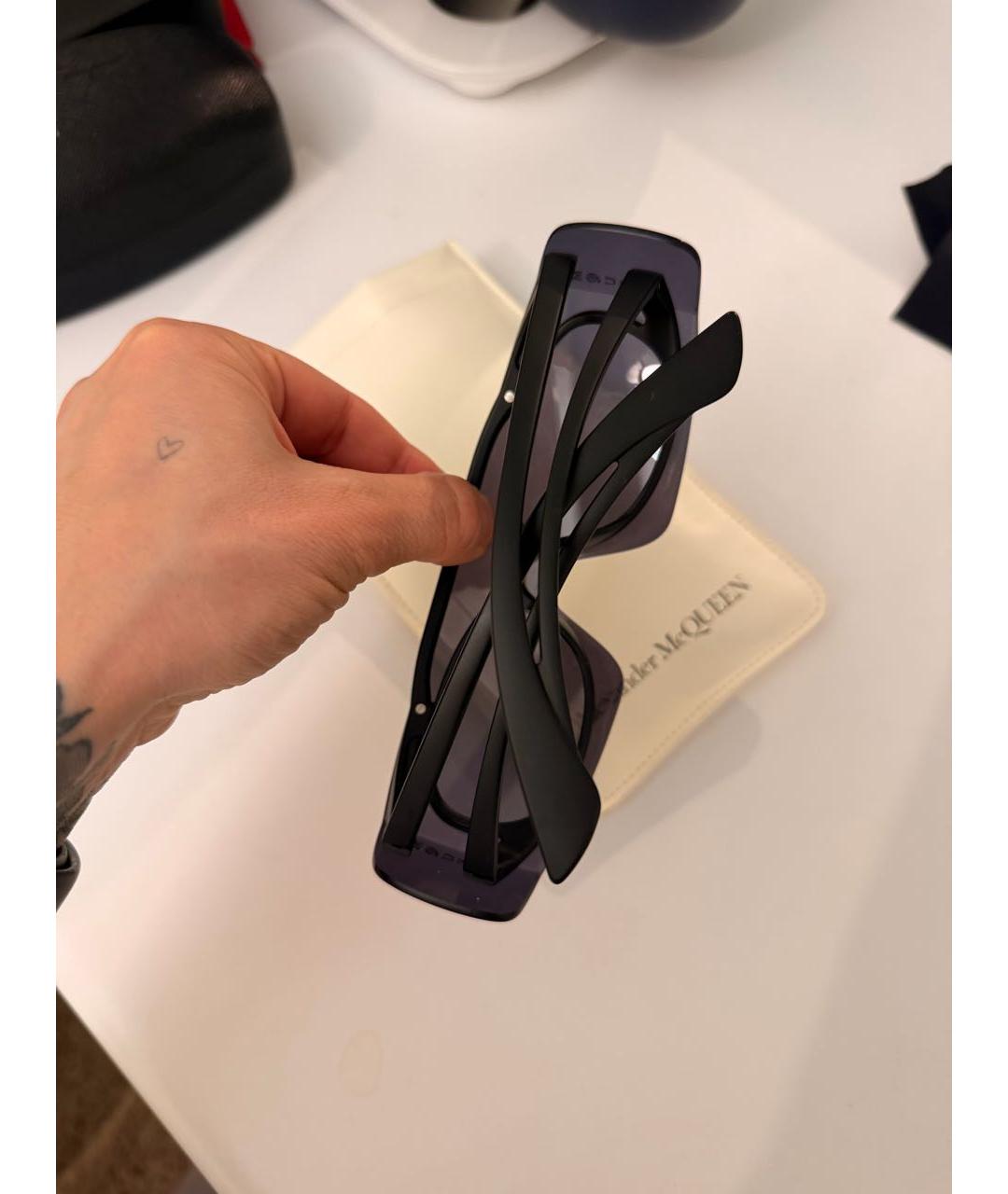 ALEXANDER MCQUEEN Черные пластиковые солнцезащитные очки, фото 4