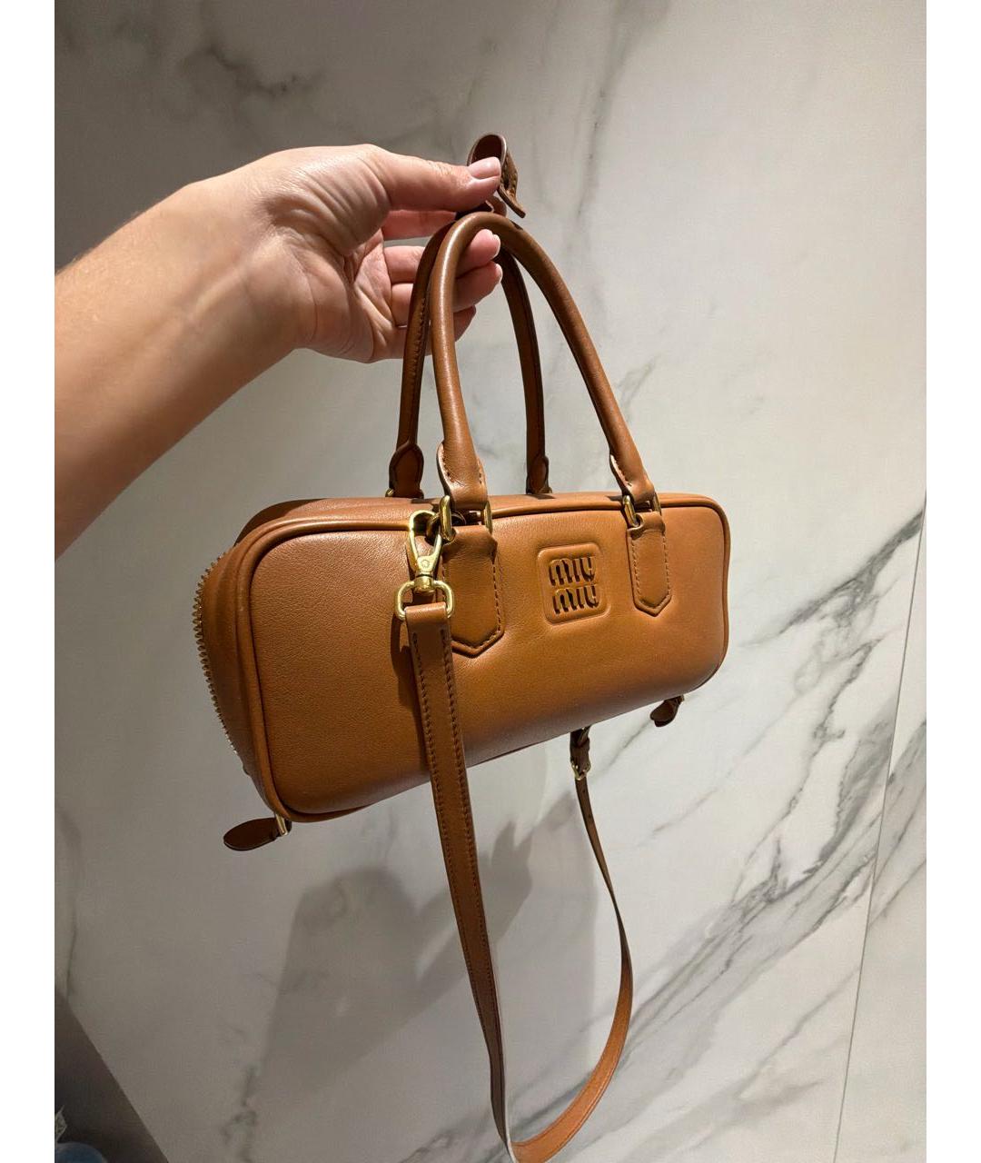 MIU MIU Коричневая кожаная сумка с короткими ручками, фото 2