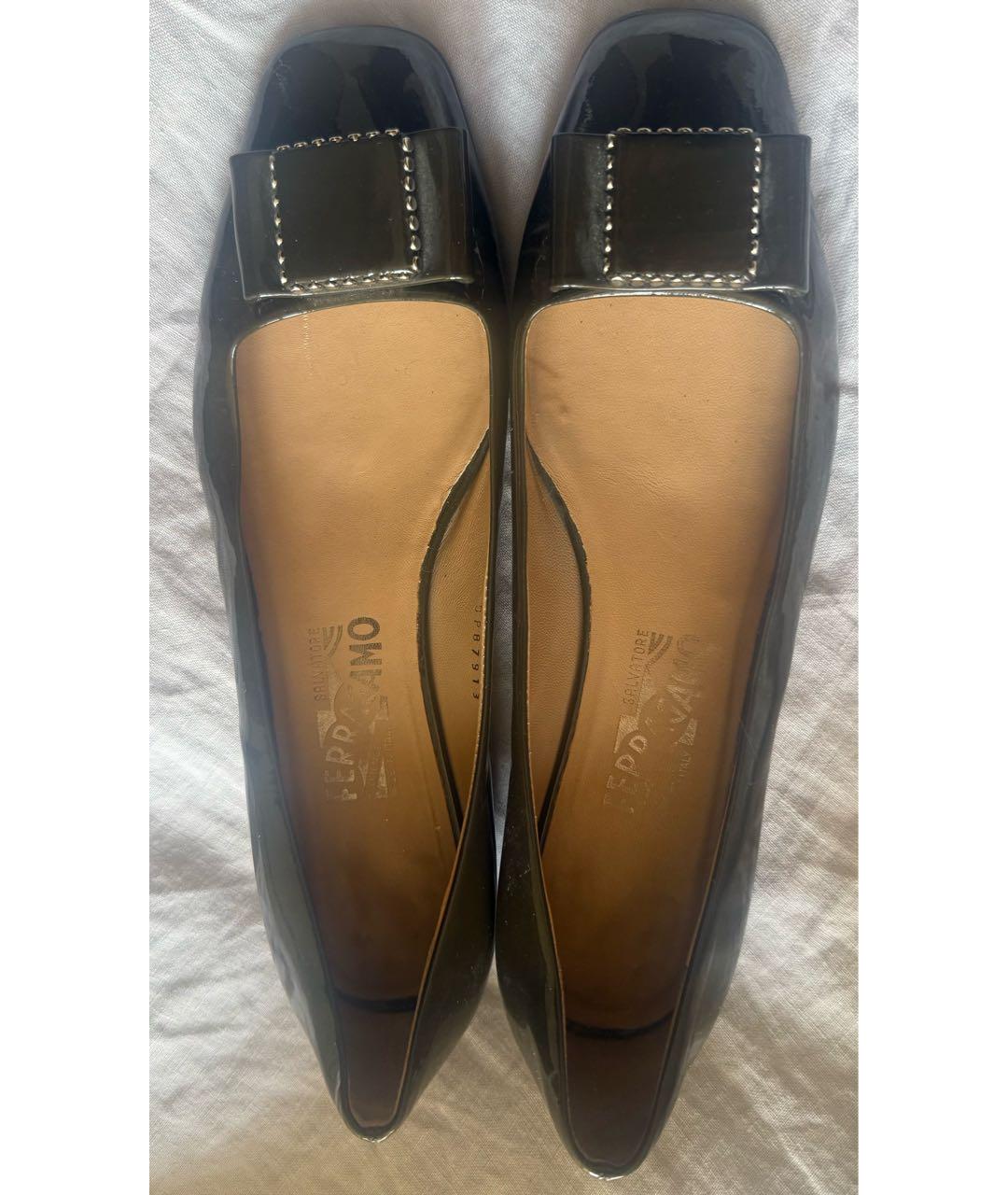 FERRAGAMO Хаки балетки из лакированной кожи, фото 3