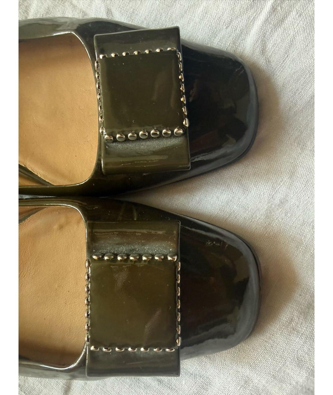FERRAGAMO Хаки балетки из лакированной кожи, фото 2