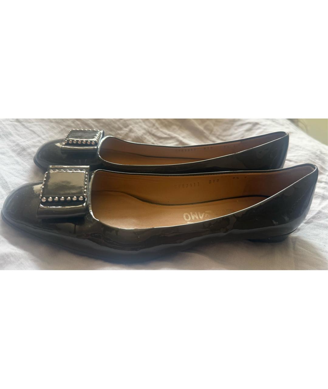 FERRAGAMO Хаки балетки из лакированной кожи, фото 6