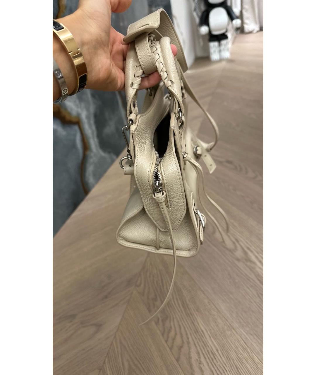 BALENCIAGA Бежевая кожаная сумка с короткими ручками, фото 5