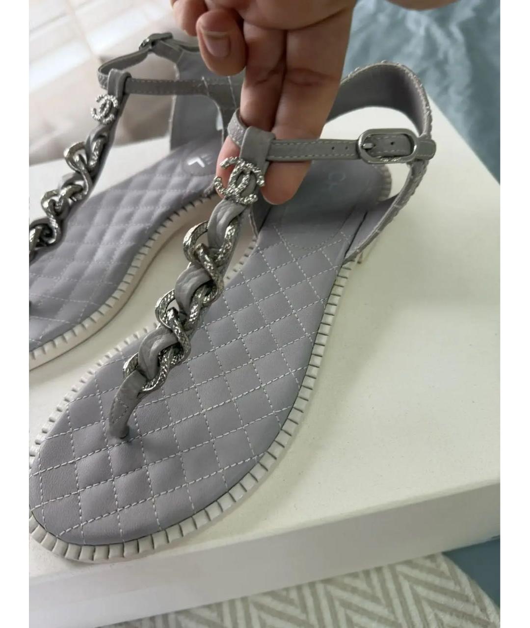 CHANEL Серые кожаные сандалии, фото 3