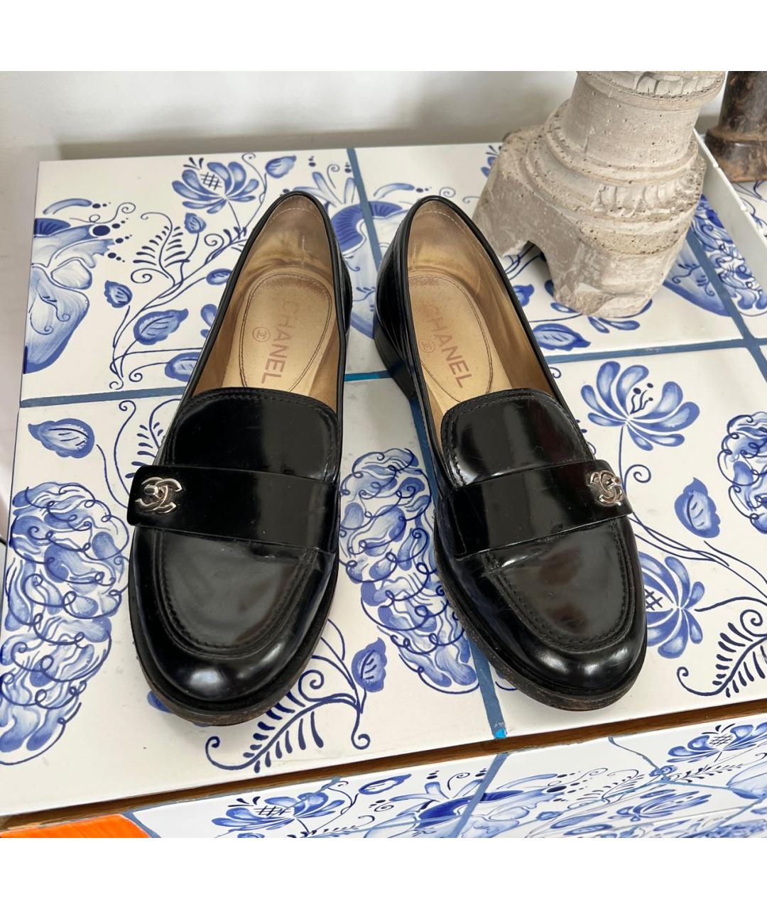 CHANEL Черные лоферы из лакированной кожи, фото 2