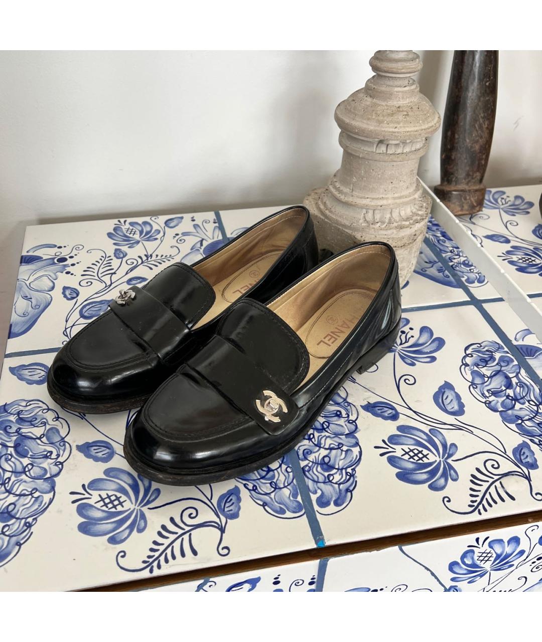 CHANEL Черные лоферы из лакированной кожи, фото 6