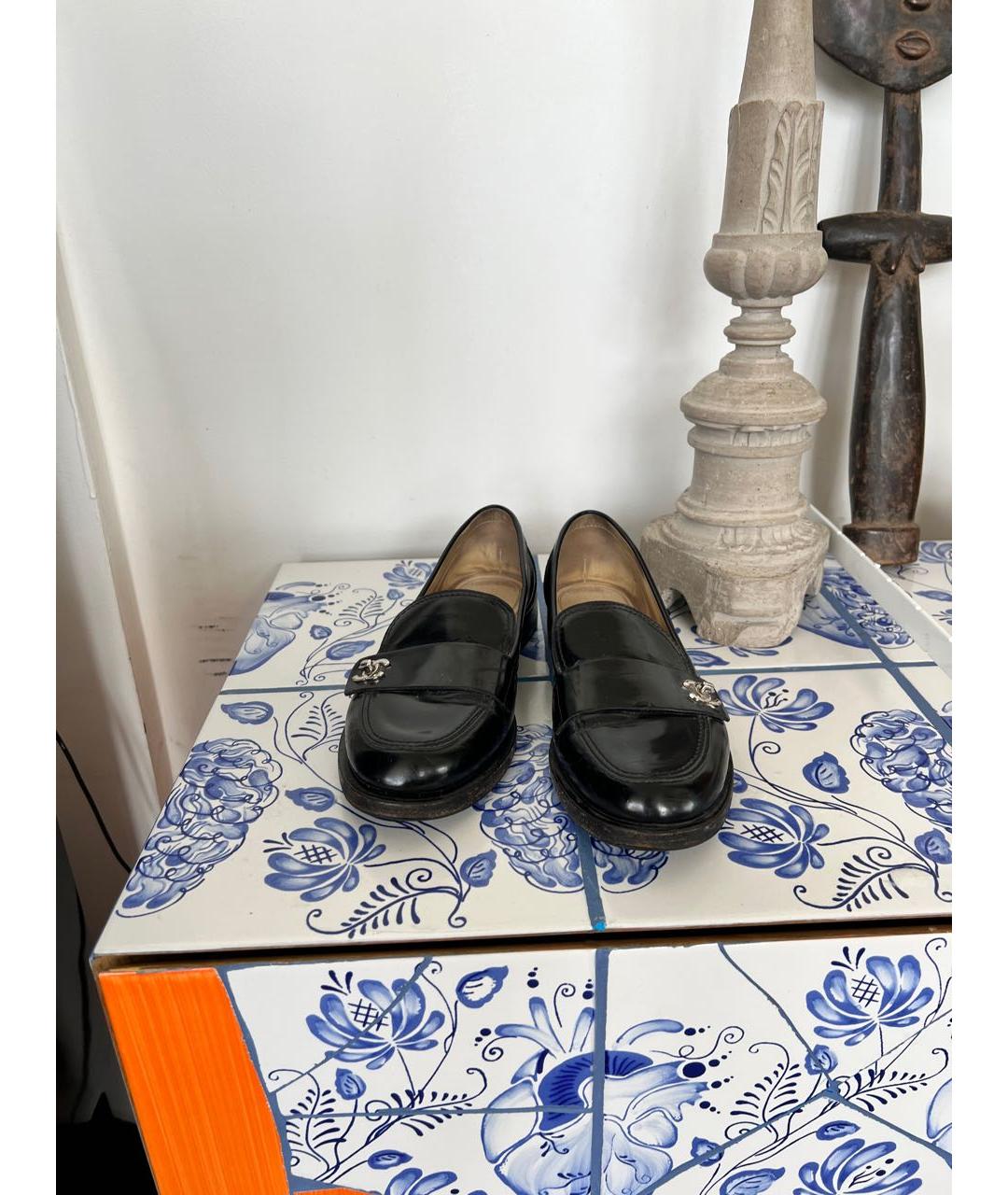 CHANEL Черные лоферы из лакированной кожи, фото 3