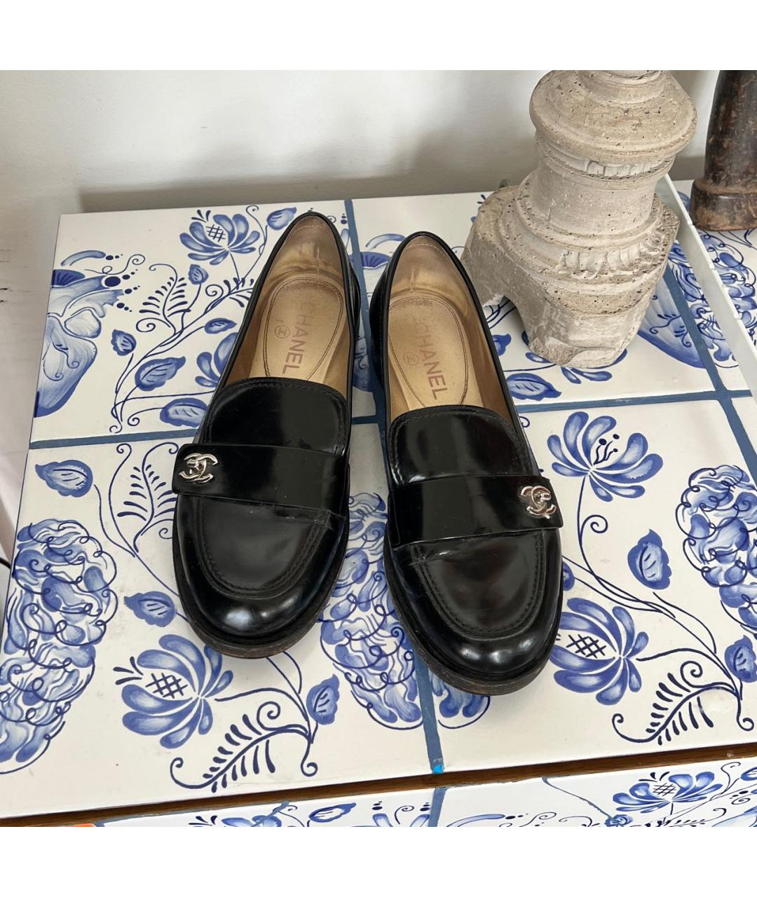 CHANEL Черные лоферы из лакированной кожи, фото 5