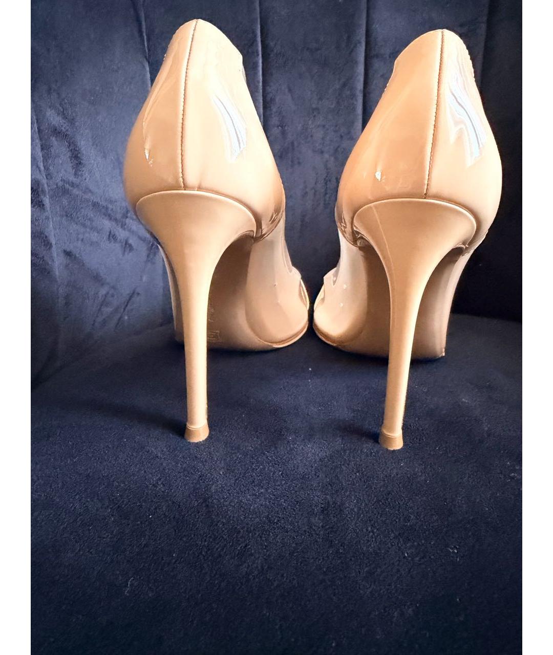 GIANVITO ROSSI Бежевые туфли из лакированной кожи, фото 4