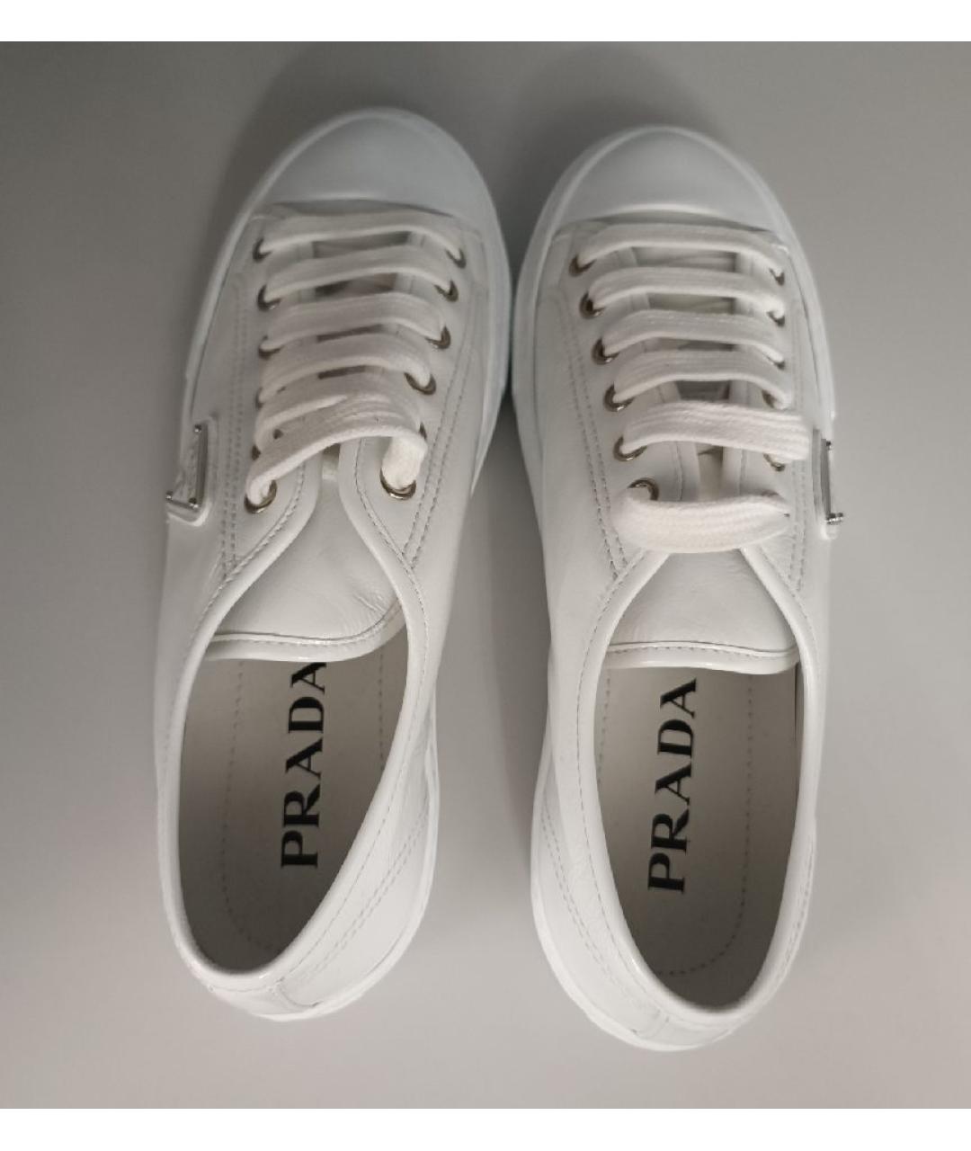 PRADA Белые кеды из лакированной кожи, фото 3