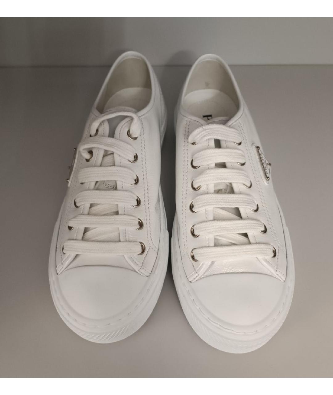 PRADA Белые кеды из лакированной кожи, фото 2