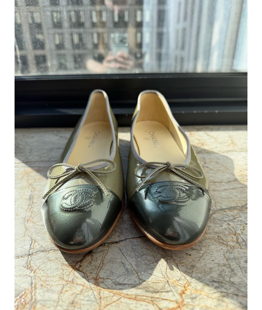 CHANEL Хаки балетки из лакированной кожи, фото 2