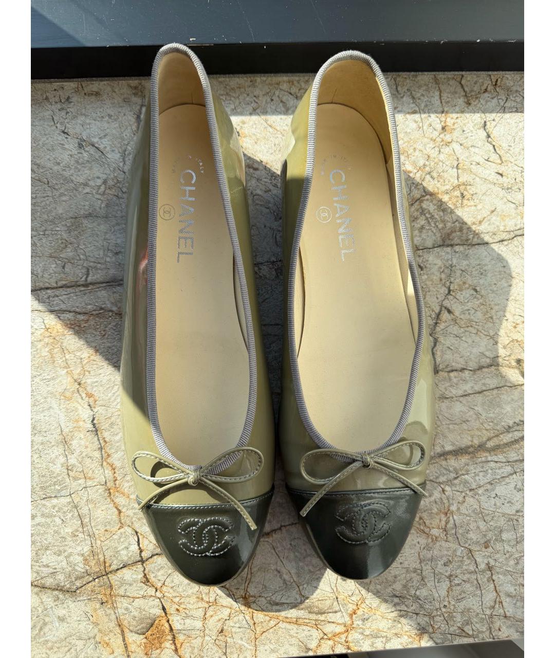 CHANEL Хаки балетки из лакированной кожи, фото 3