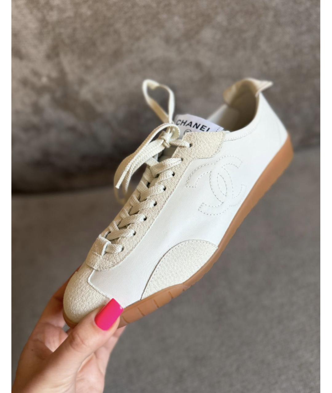CHANEL Белые кожаные кроссовки, фото 2