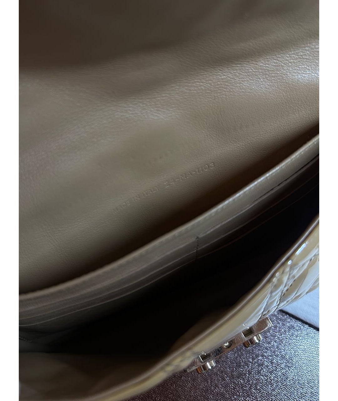 CHRISTIAN DIOR Бежевая сумка через плечо из лакированной кожи, фото 4