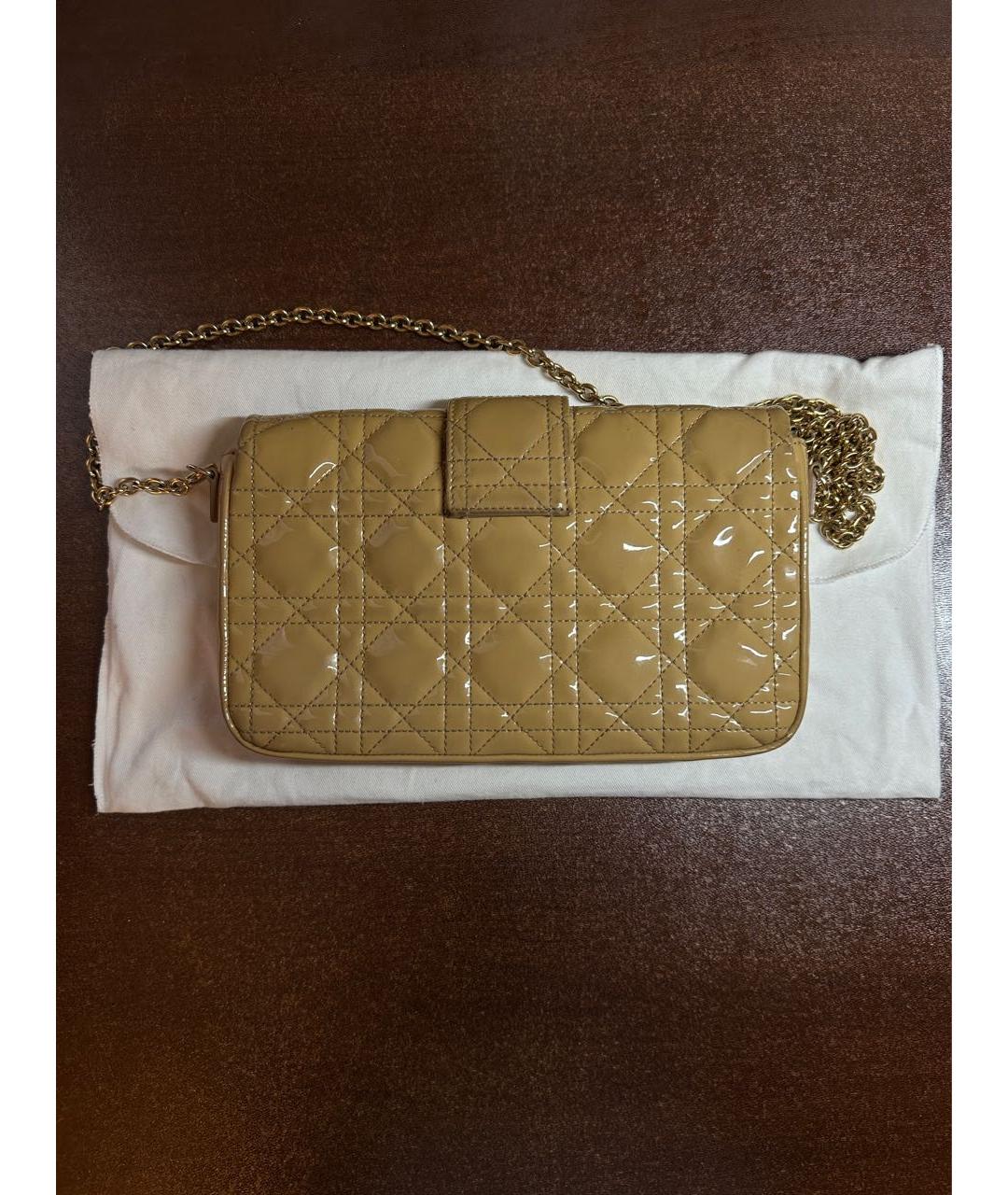 CHRISTIAN DIOR Бежевая сумка через плечо из лакированной кожи, фото 3
