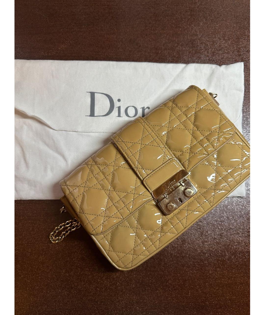 CHRISTIAN DIOR Бежевая сумка через плечо из лакированной кожи, фото 2