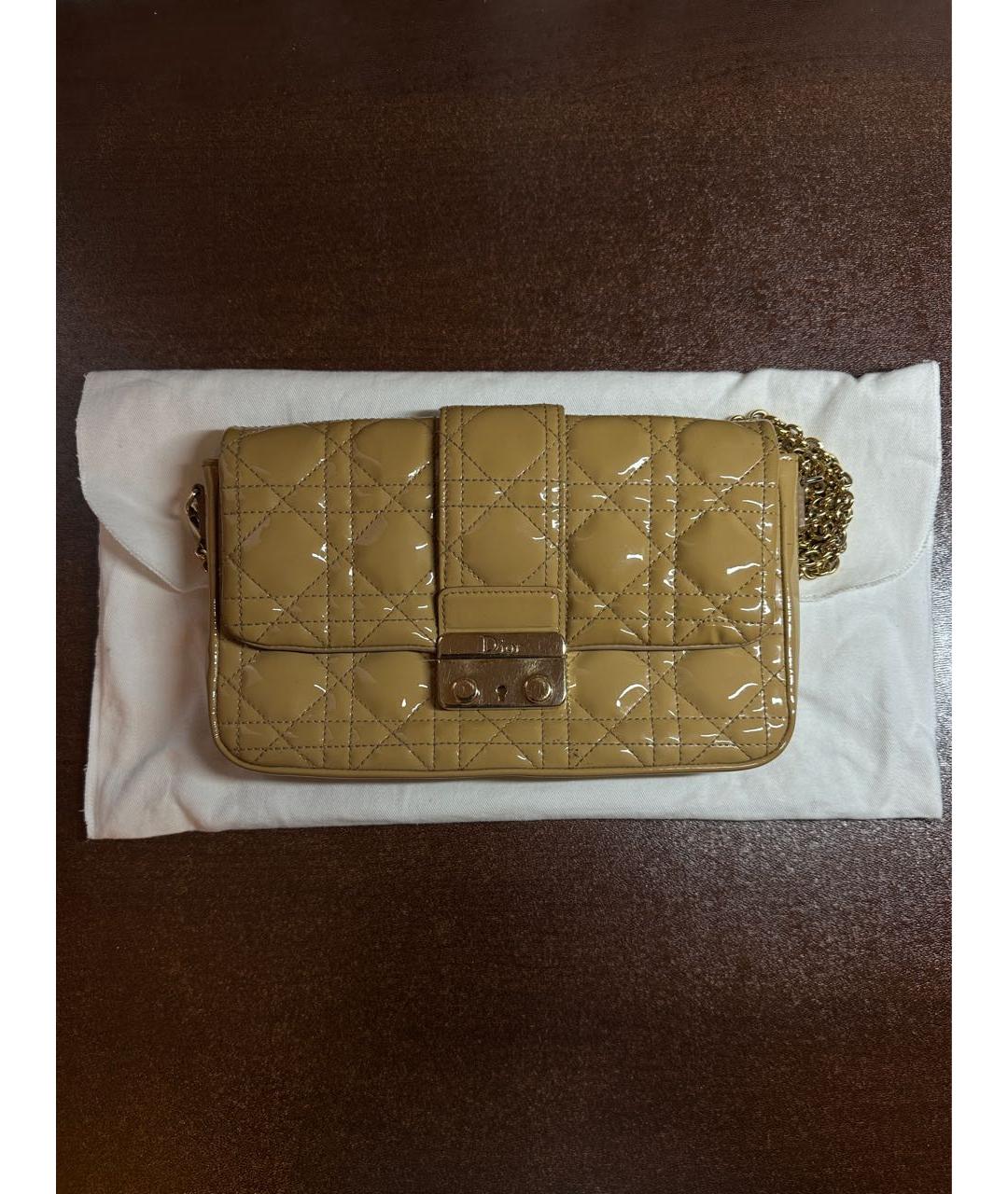 CHRISTIAN DIOR Бежевая сумка через плечо из лакированной кожи, фото 5