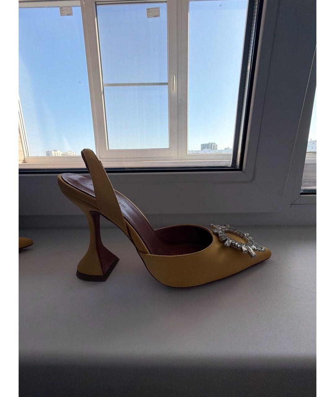 Amina Muaddi Горчичные текстильные босоножки, фото 6