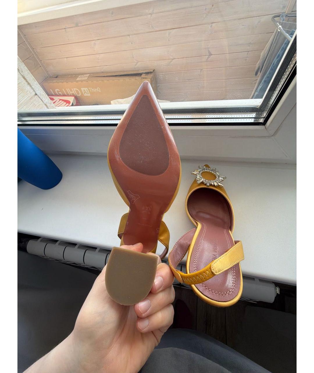 Amina Muaddi Горчичные текстильные босоножки, фото 5