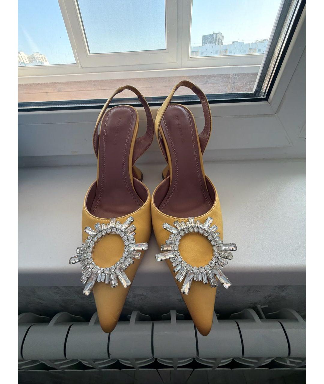 Amina Muaddi Горчичные текстильные босоножки, фото 2