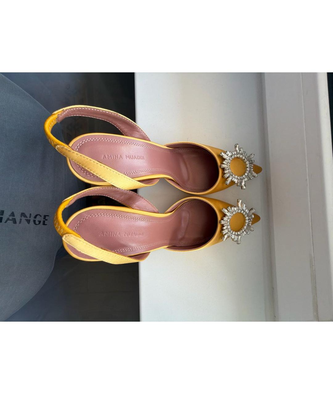 Amina Muaddi Горчичные текстильные босоножки, фото 3