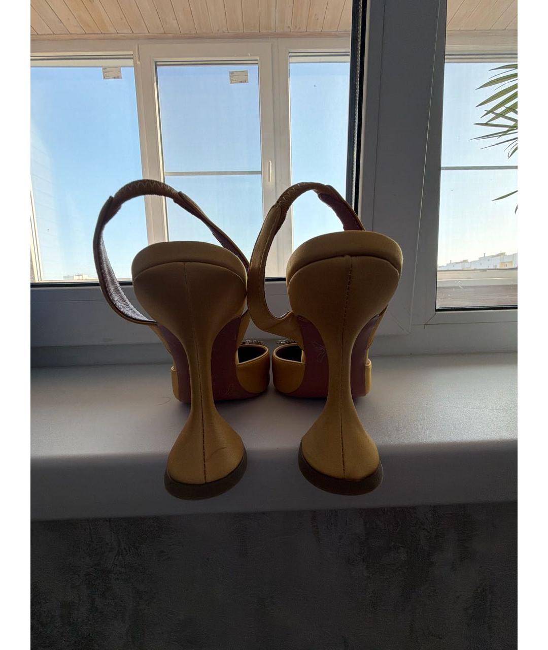 Amina Muaddi Горчичные текстильные босоножки, фото 4