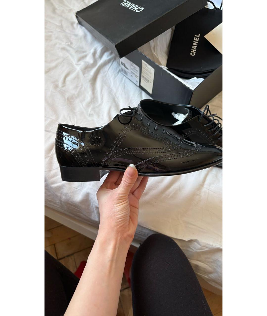 CHANEL Черные брогги и оксфорды из лакированной кожи, фото 3