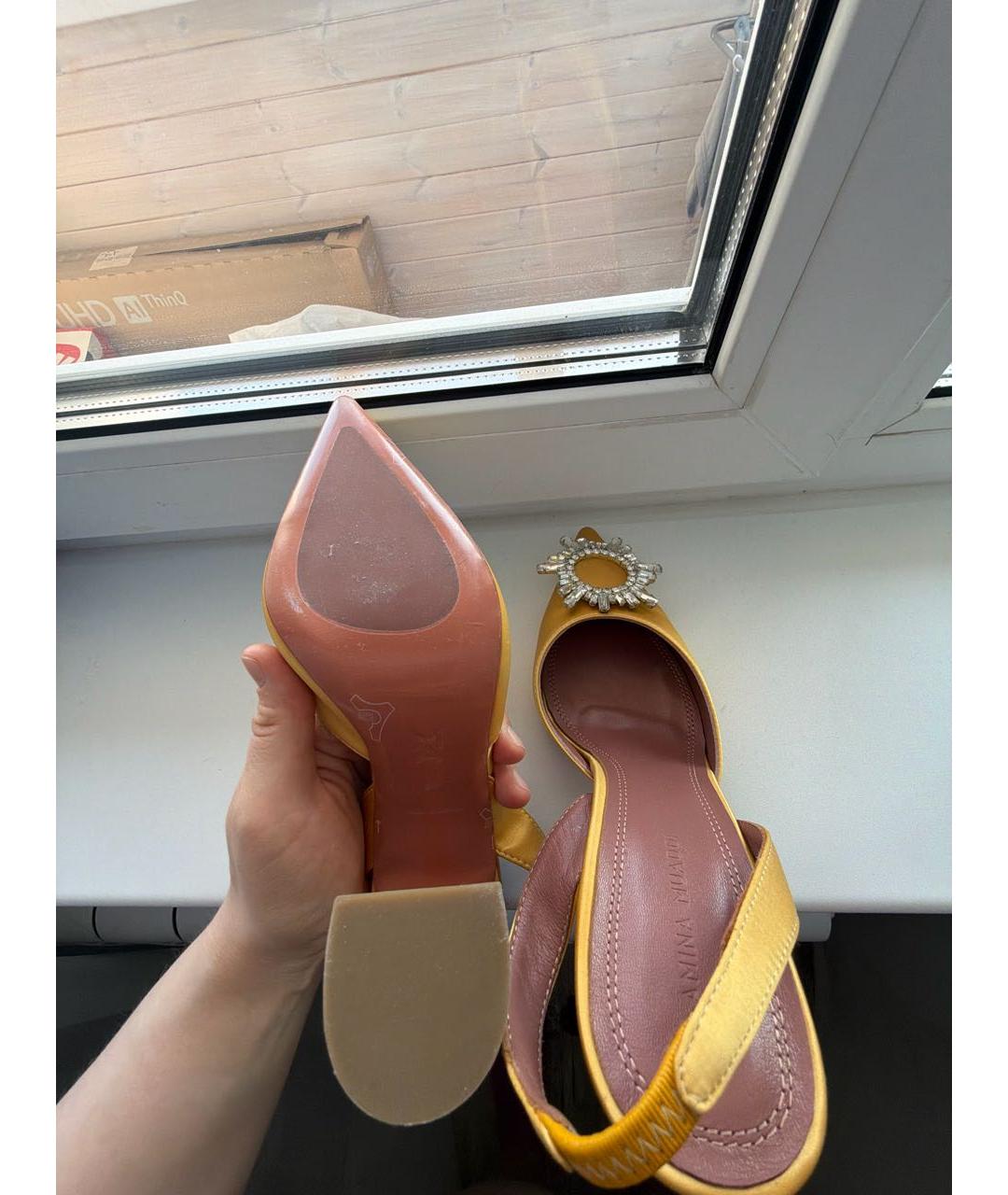 Amina Muaddi Горчичные текстильные босоножки, фото 5