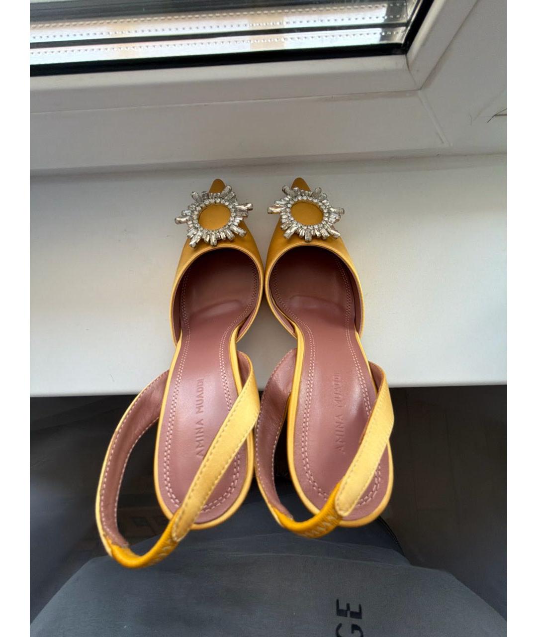 Amina Muaddi Горчичные текстильные босоножки, фото 3