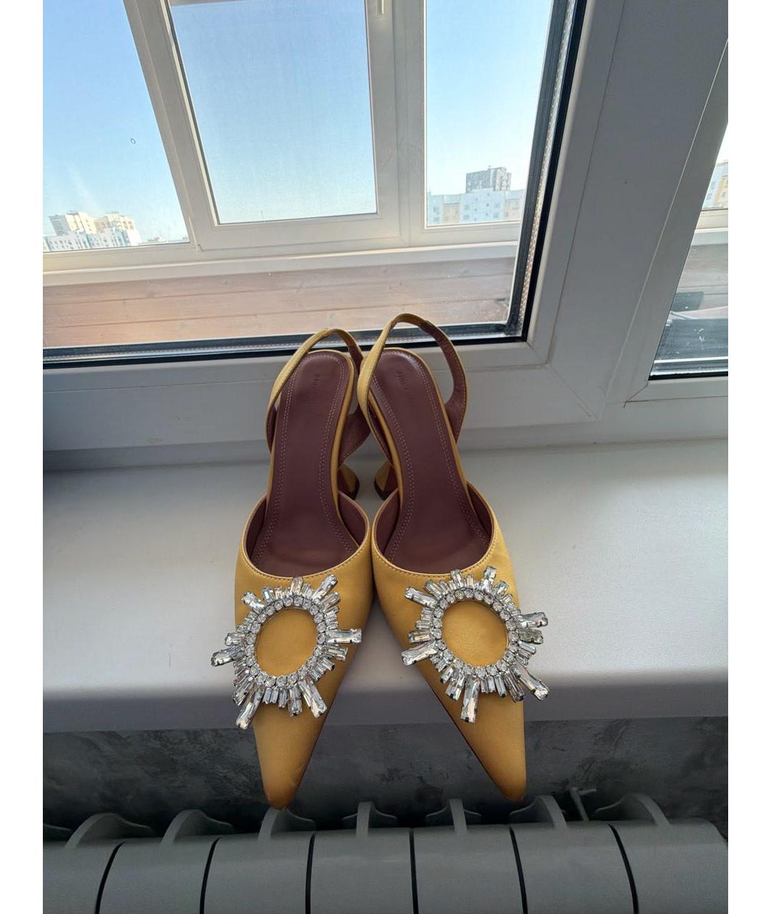 Amina Muaddi Горчичные текстильные босоножки, фото 2