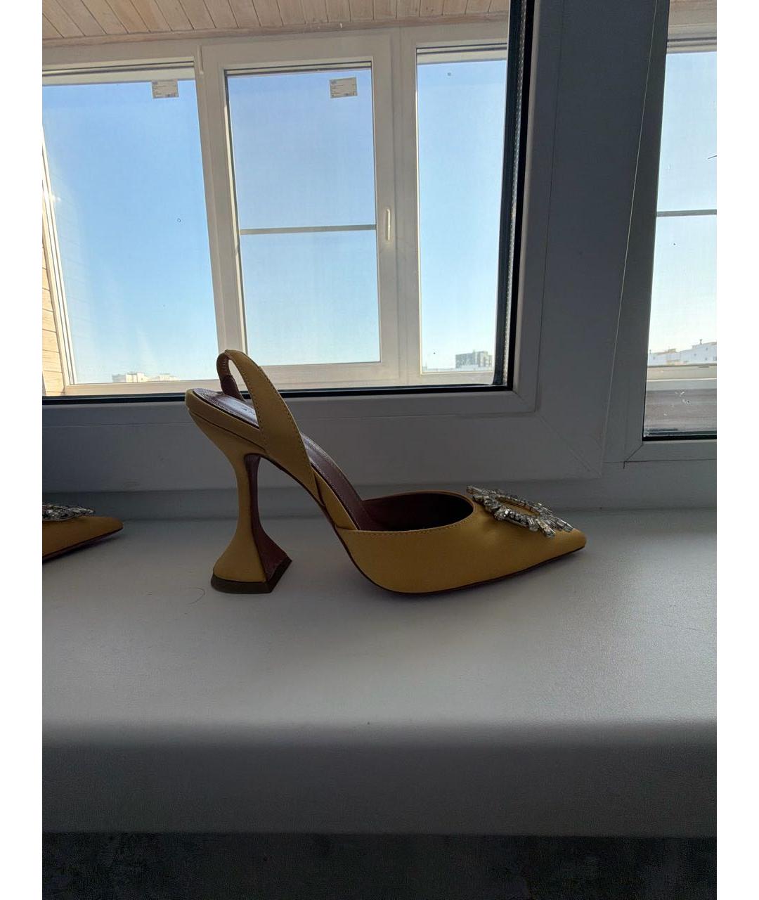 Amina Muaddi Горчичные текстильные босоножки, фото 6