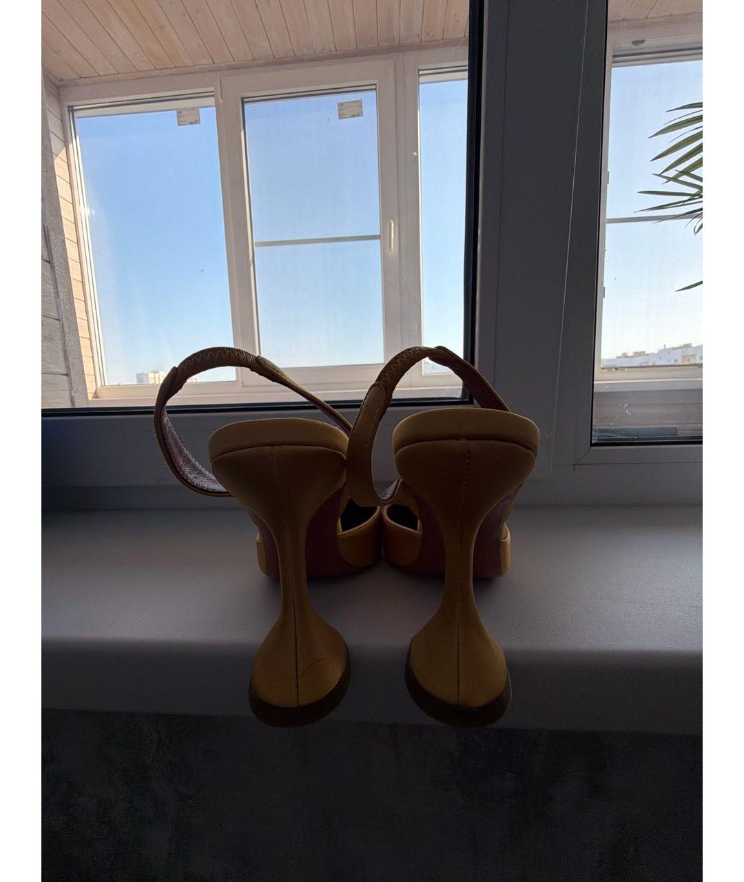 Amina Muaddi Горчичные текстильные босоножки, фото 4