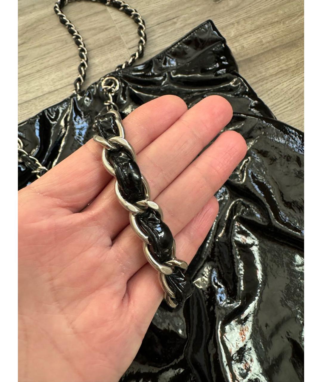 CHANEL Черная сумка с короткими ручками из лакированной кожи, фото 5