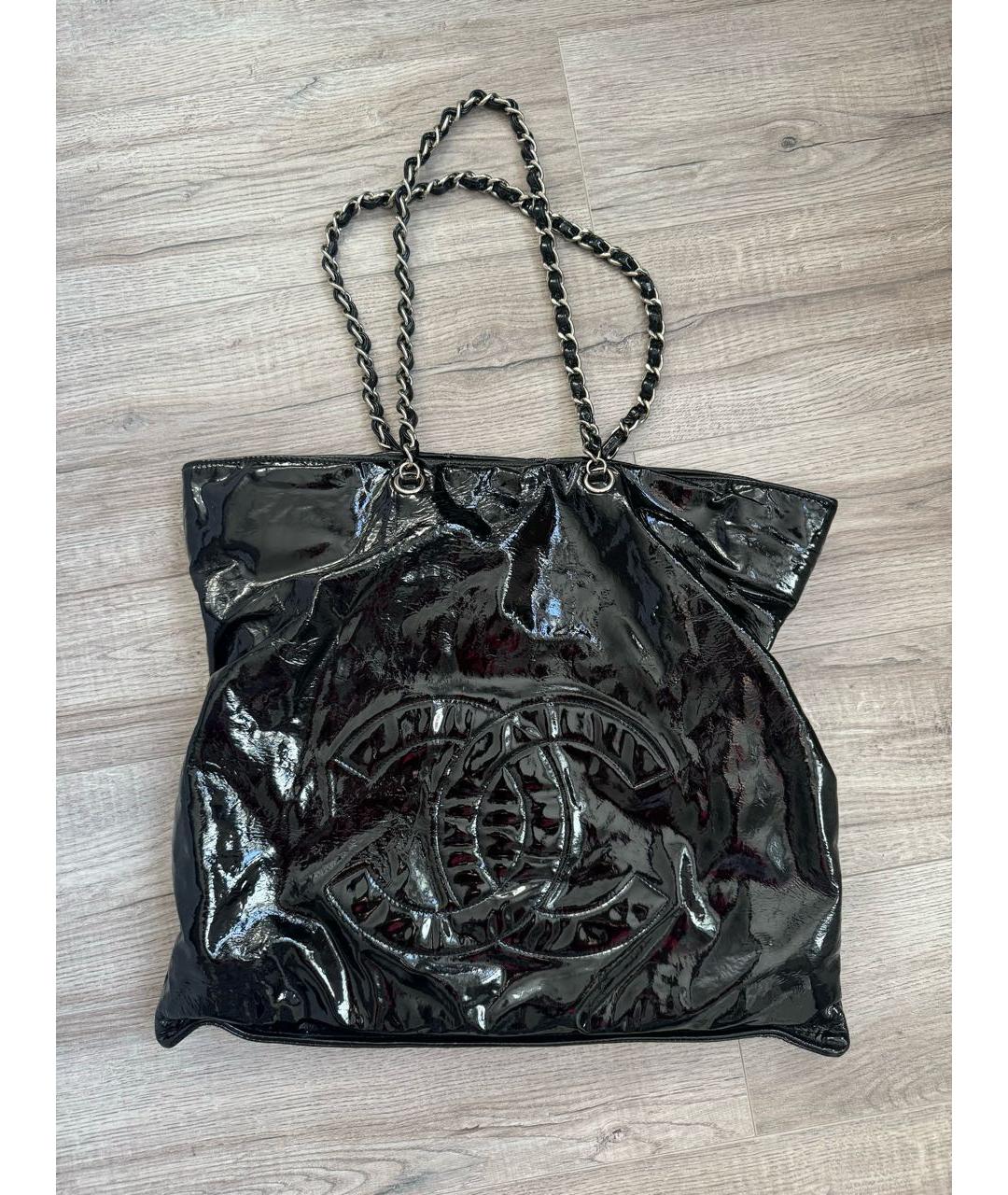 CHANEL Черная сумка с короткими ручками из лакированной кожи, фото 8