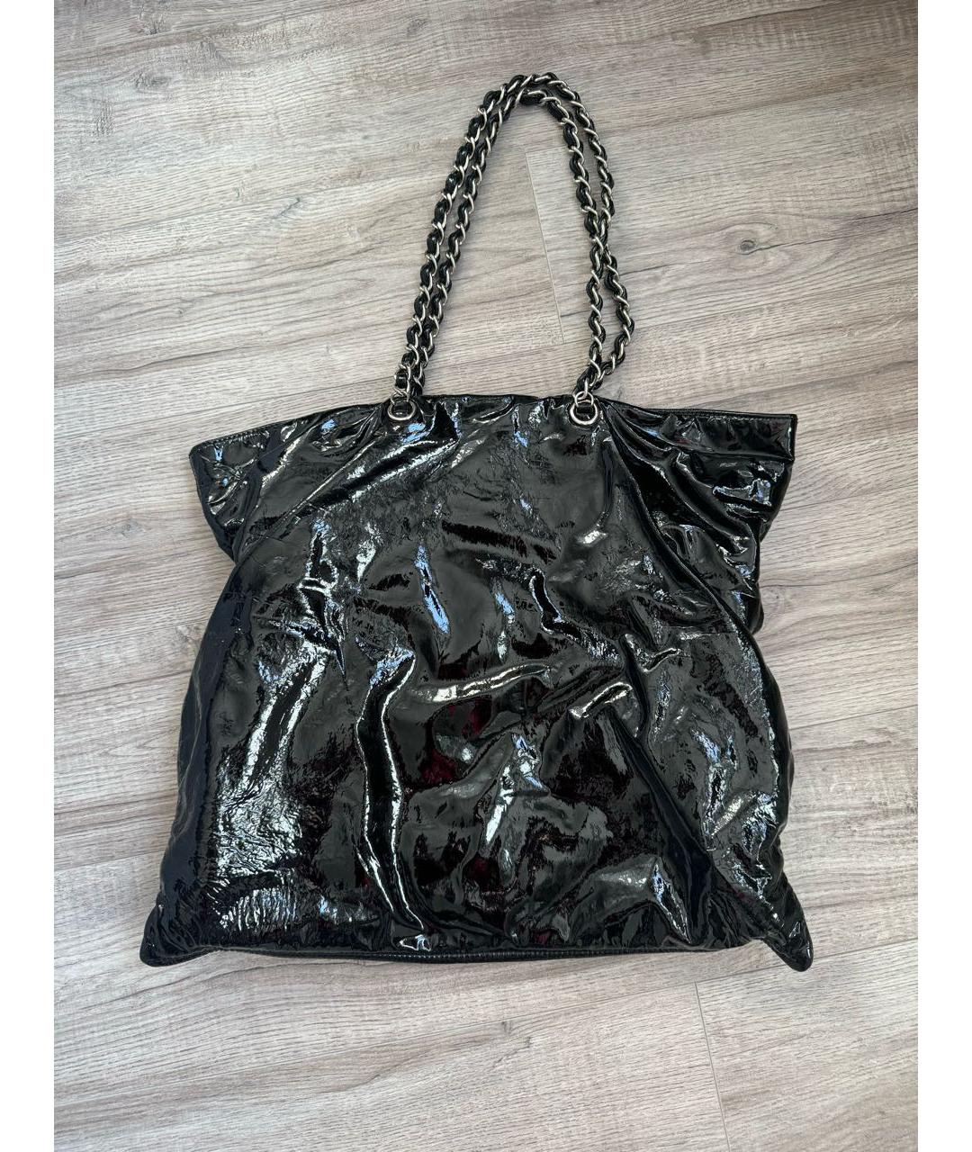 CHANEL Черная сумка с короткими ручками из лакированной кожи, фото 2