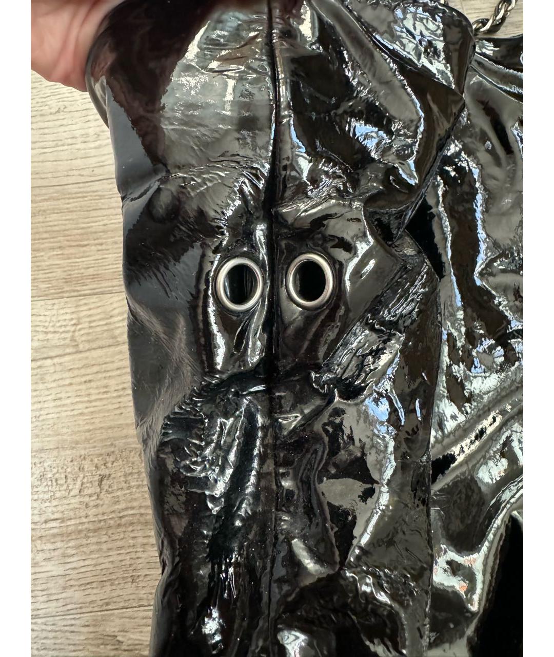 CHANEL Черная сумка с короткими ручками из лакированной кожи, фото 4