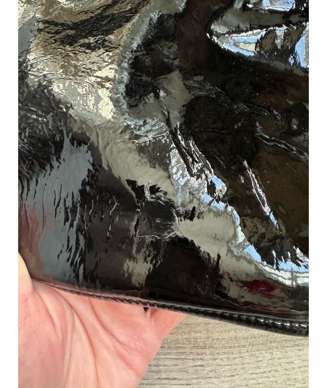 CHANEL Черная сумка с короткими ручками из лакированной кожи, фото 3