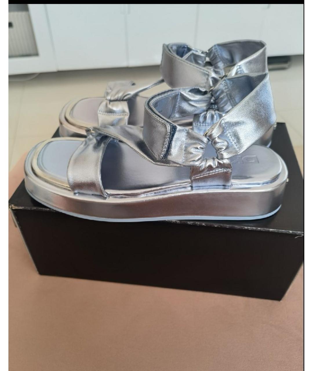 DKNY Серебряные босоножки из искусственной кожи, фото 10