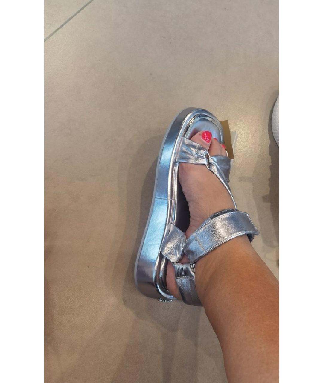 DKNY Серебряные босоножки из искусственной кожи, фото 9