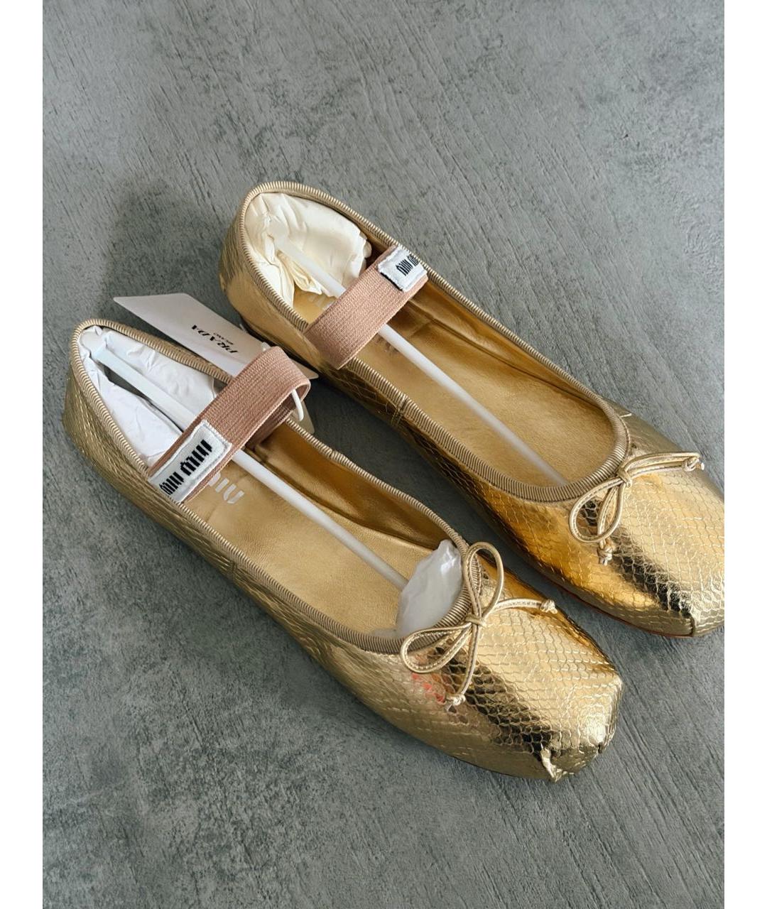 MIU MIU Золотые кожаные балетки, фото 2
