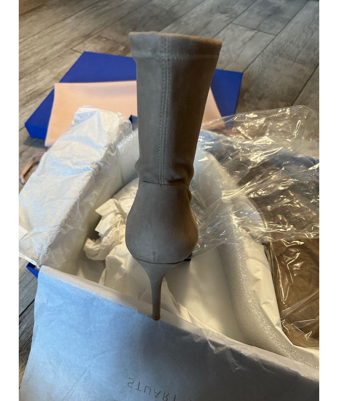 STUART WEITZMAN Бежевые замшевые ботильоны, фото 7