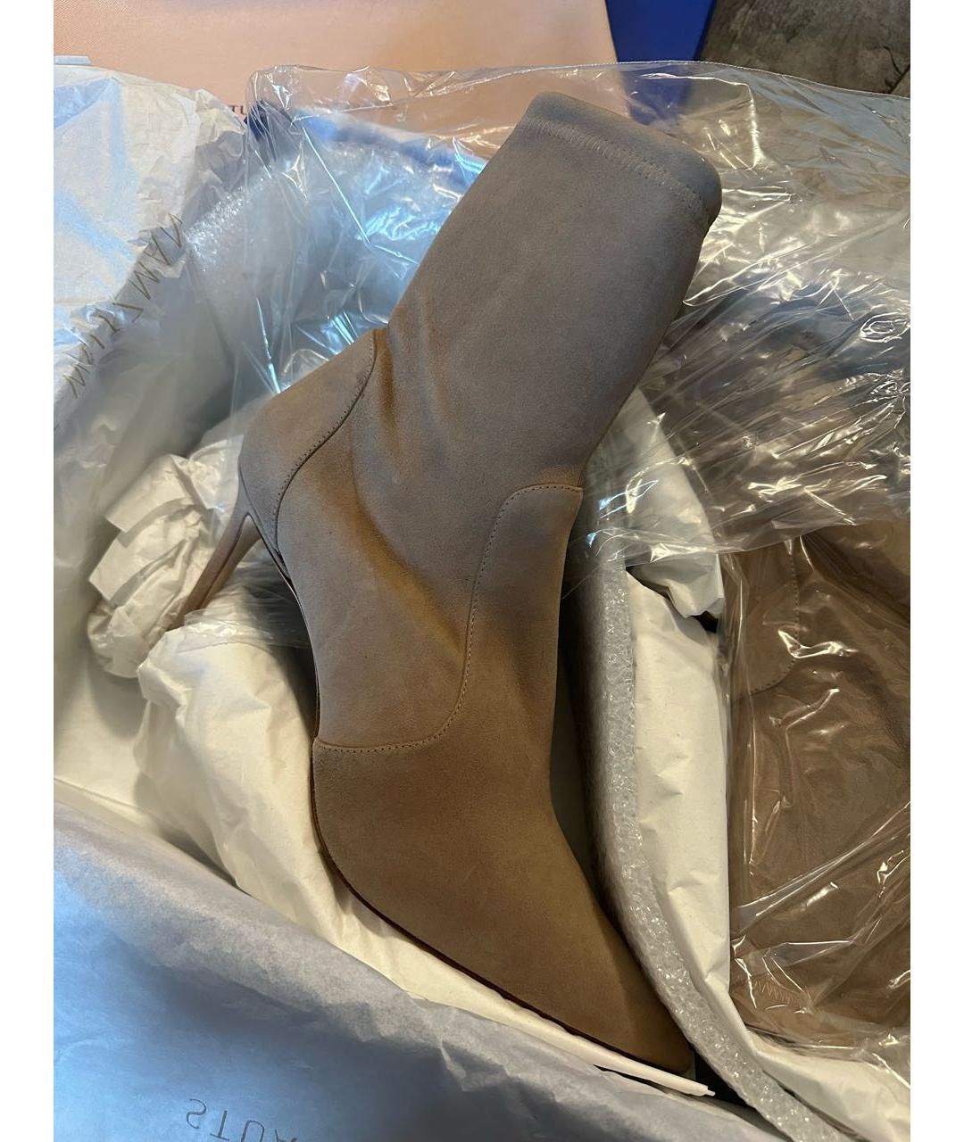 STUART WEITZMAN Бежевые замшевые ботильоны, фото 5