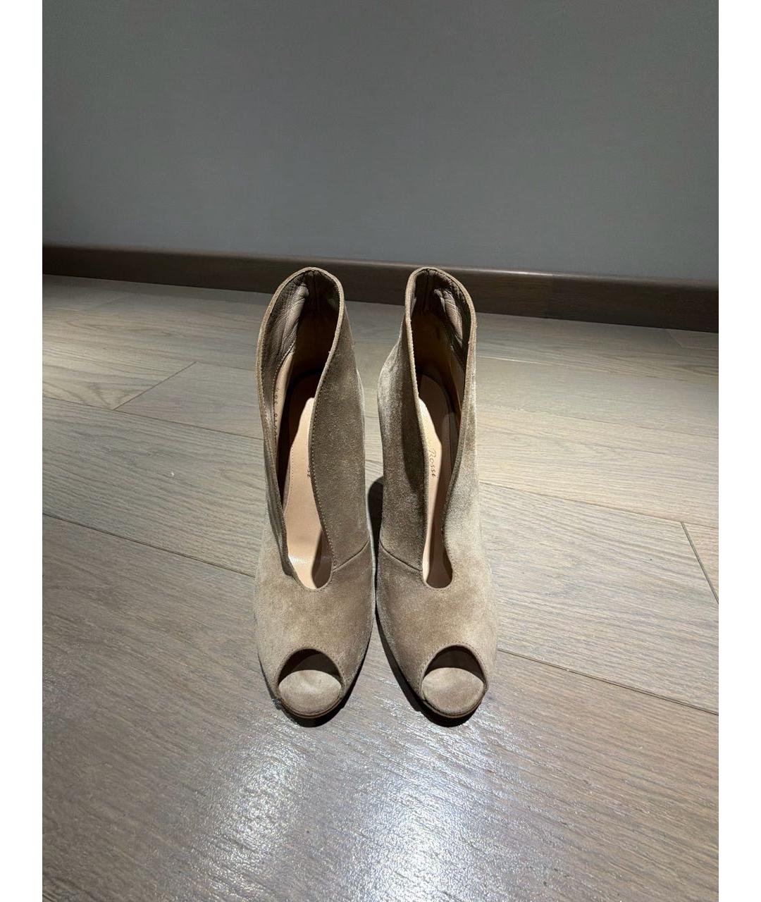 GIANVITO ROSSI Бежевые замшевые ботильоны, фото 2