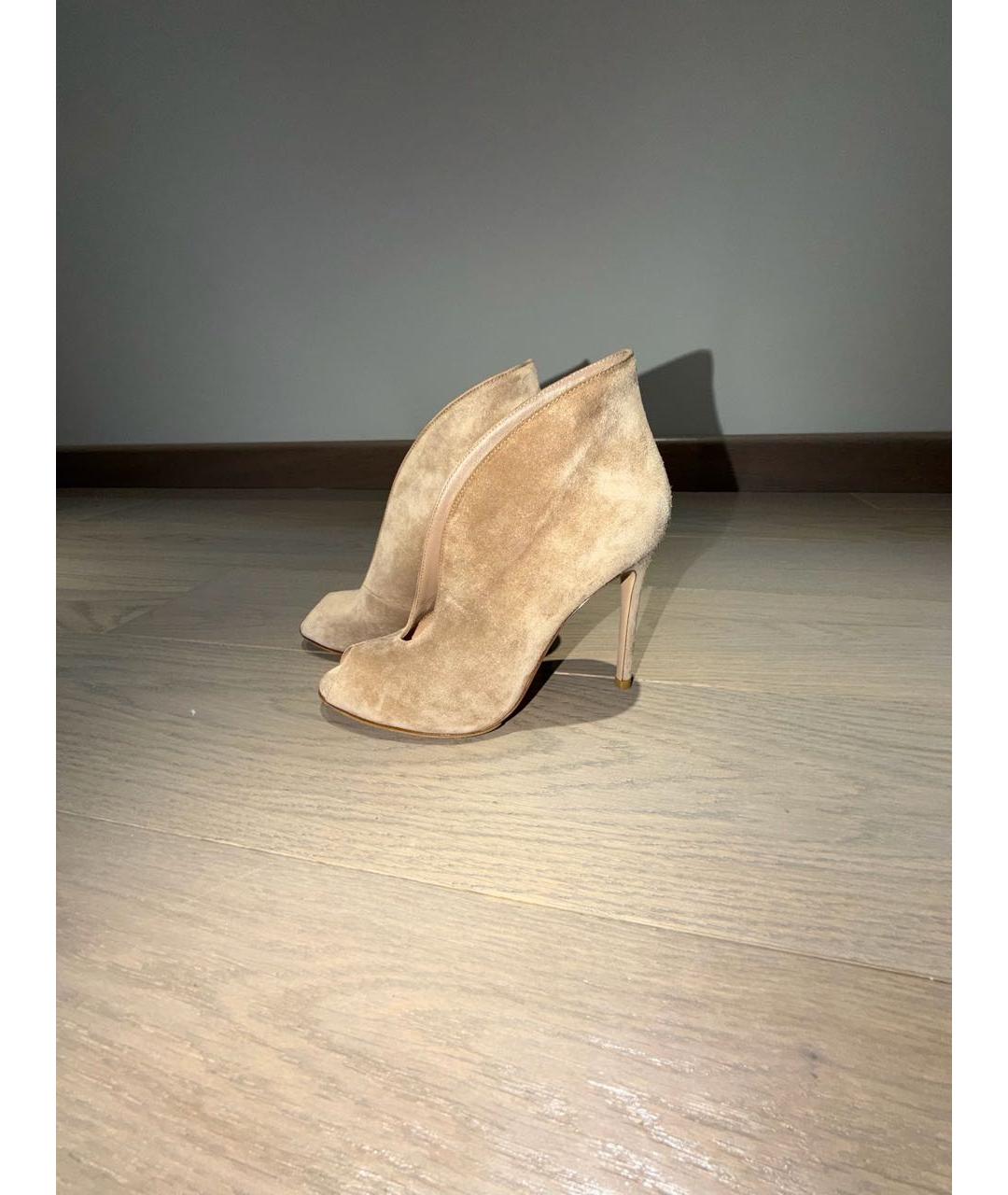 GIANVITO ROSSI Бежевые замшевые ботильоны, фото 6