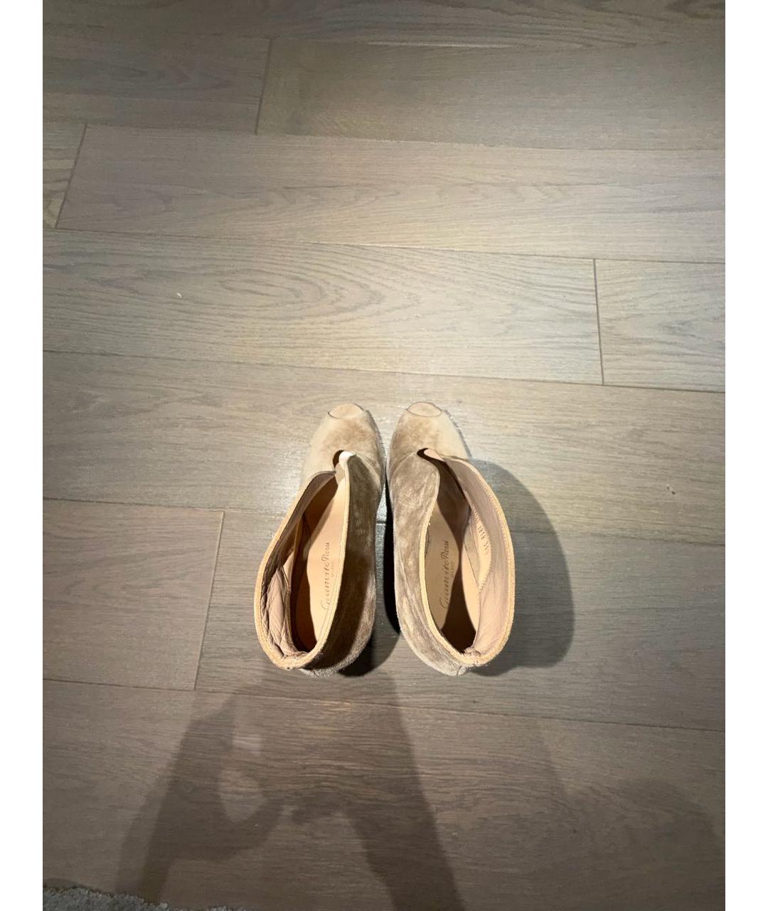 GIANVITO ROSSI Бежевые замшевые ботильоны, фото 3