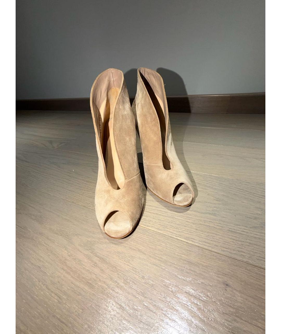 GIANVITO ROSSI Бежевые замшевые ботильоны, фото 5