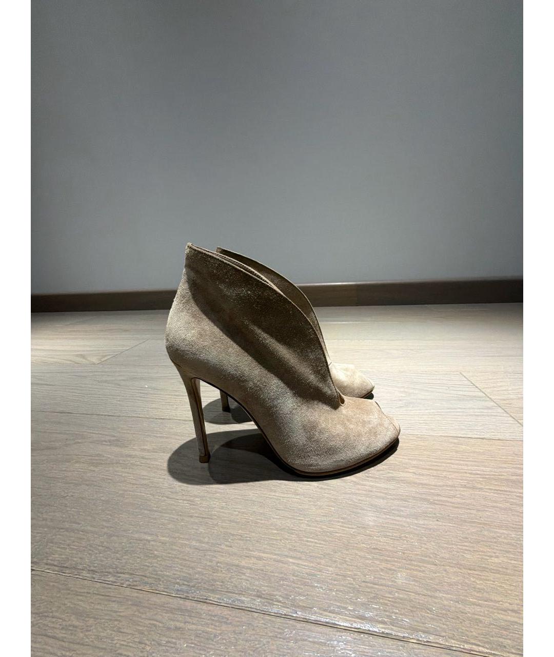 GIANVITO ROSSI Бежевые замшевые ботильоны, фото 9